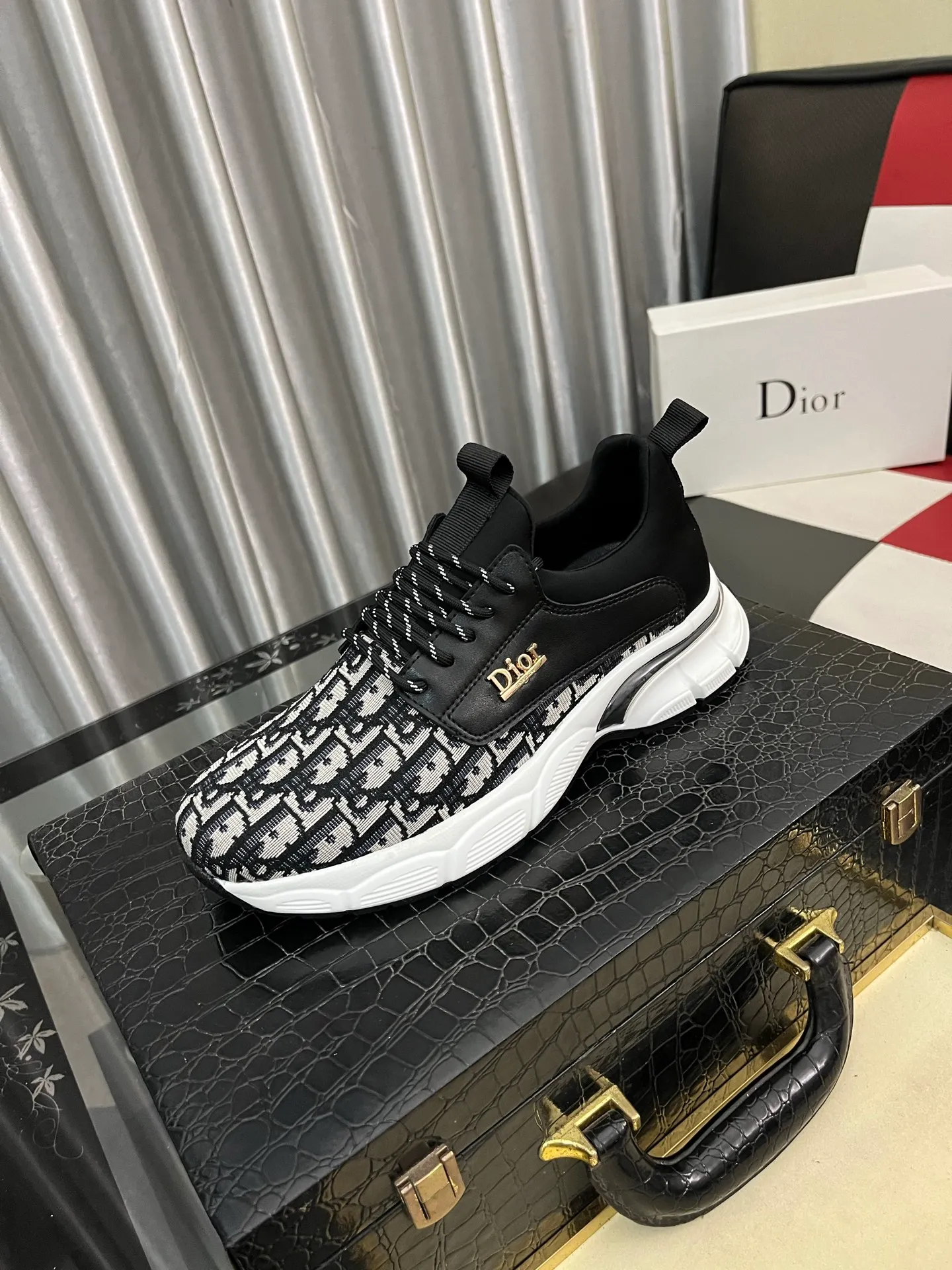 Men's Men's Shoes 💰420⌚️⌚️[Dior] Dior's new casual men's shoes are launched in Hong Kong counters. Official website 1:1 production. Original Italian materials. Designed by European and American masters. Perfect shape to create counter quality. Solid color rubber wear-resistant outsole and classic dazzling head! Super versatile and very comfortable. High-end without losing taste, fashionable and novel! ! Absolute focus! Code number: 38-44 2️⃣colors available